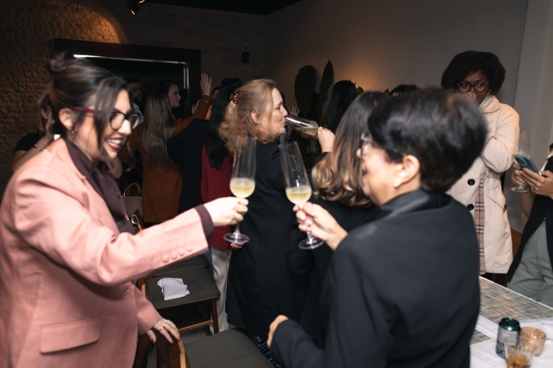 Lilian Cidreira brindando com os convidados, de taças na mão