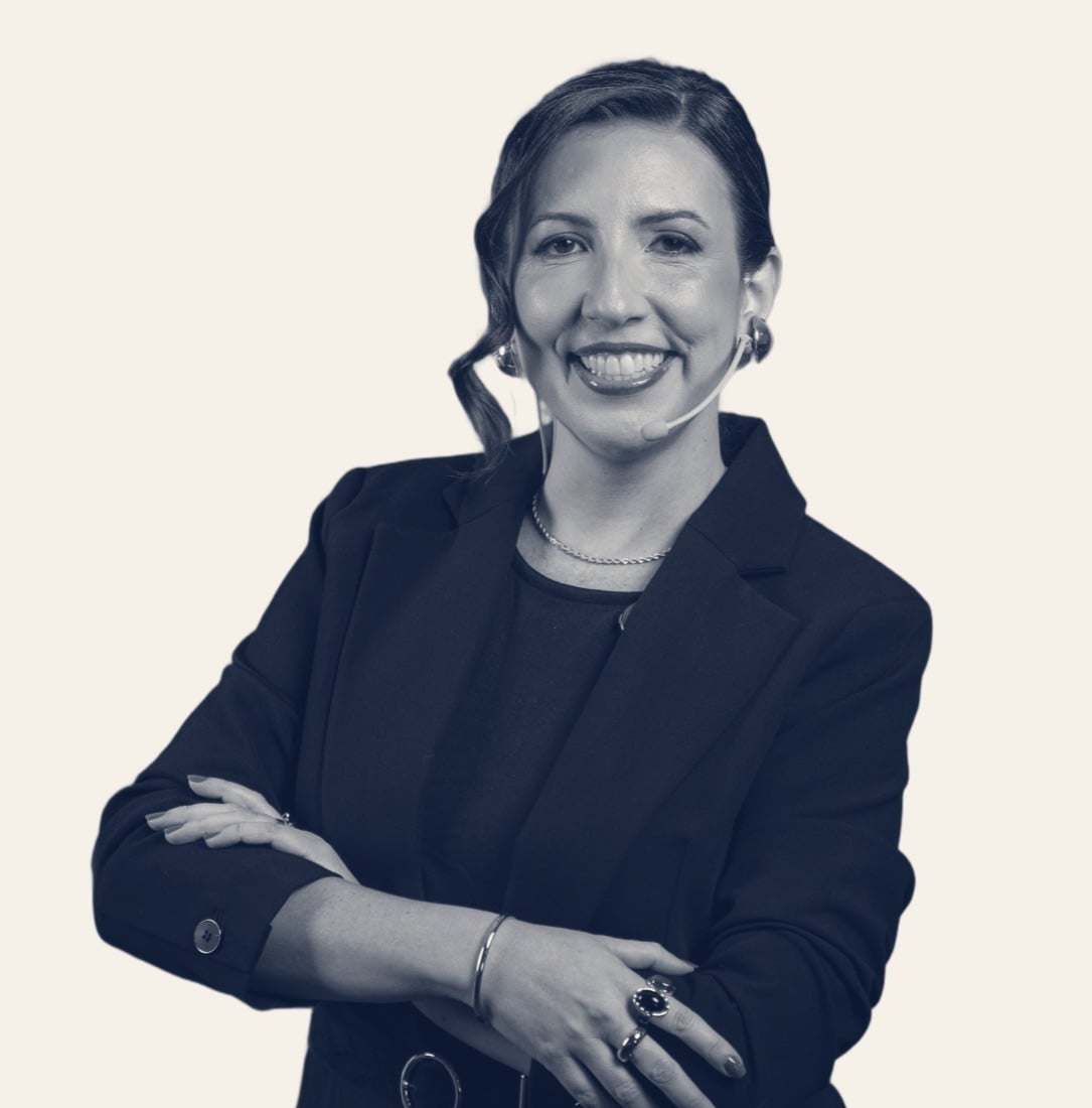 Lilian Cidreira, anfitriã do coquetel, sorrindo de braços cruzados